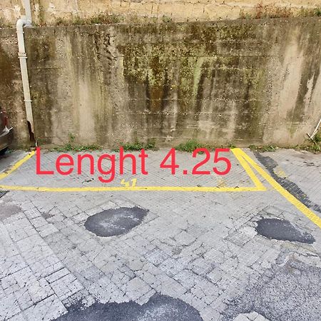 Hostly - Vittoria House - Near The Center With Private Parking Apartment Napoli Ngoại thất bức ảnh