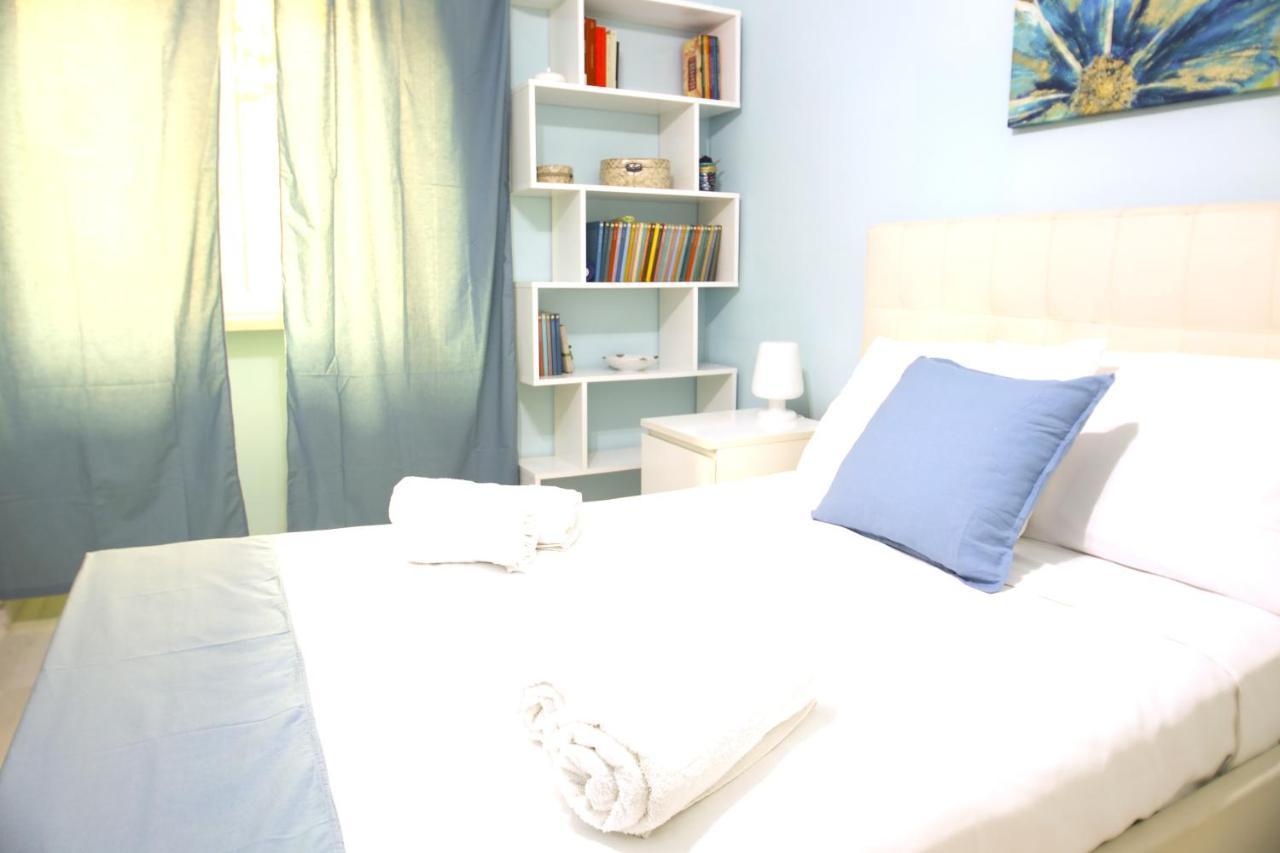 Hostly - Vittoria House - Near The Center With Private Parking Apartment Napoli Ngoại thất bức ảnh