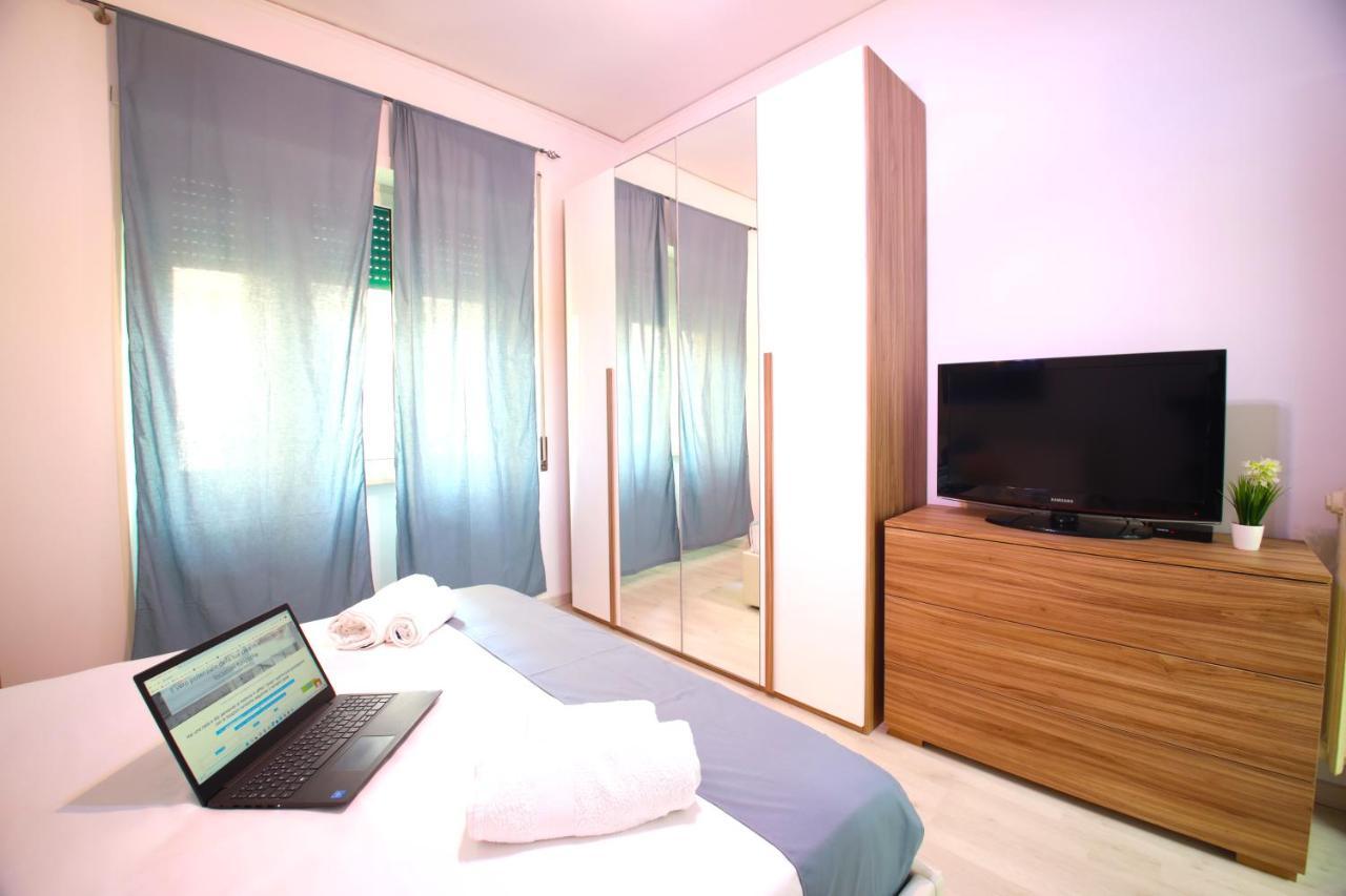 Hostly - Vittoria House - Near The Center With Private Parking Apartment Napoli Ngoại thất bức ảnh