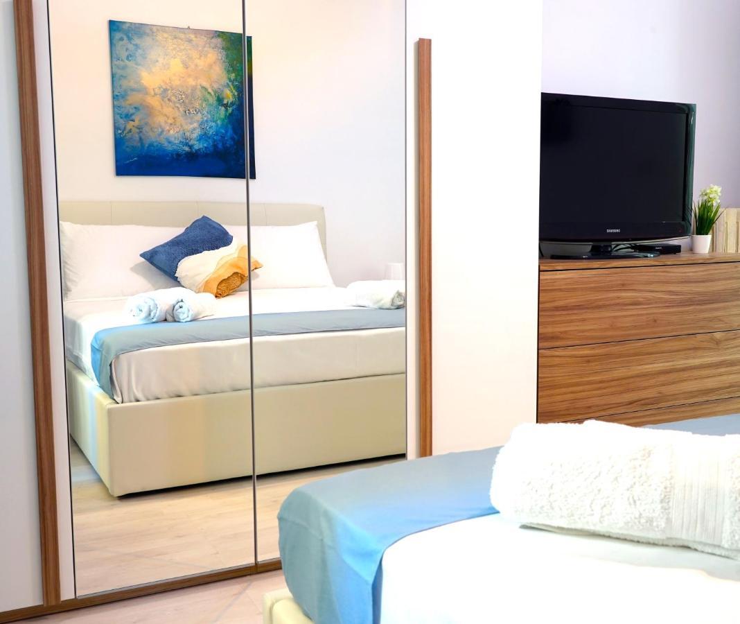 Hostly - Vittoria House - Near The Center With Private Parking Apartment Napoli Ngoại thất bức ảnh