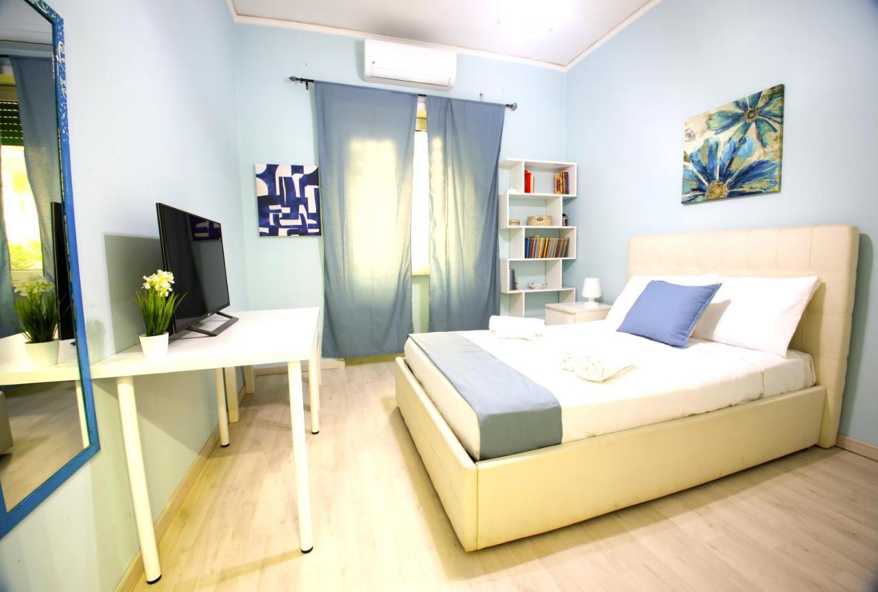 Hostly - Vittoria House - Near The Center With Private Parking Apartment Napoli Ngoại thất bức ảnh