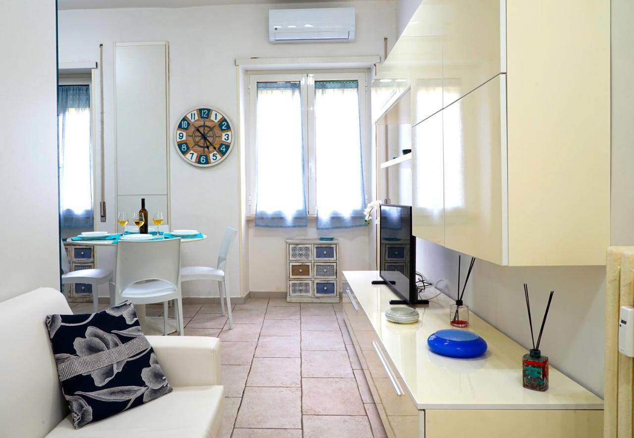 Hostly - Vittoria House - Near The Center With Private Parking Apartment Napoli Ngoại thất bức ảnh