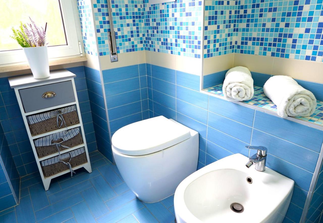 Hostly - Vittoria House - Near The Center With Private Parking Apartment Napoli Ngoại thất bức ảnh