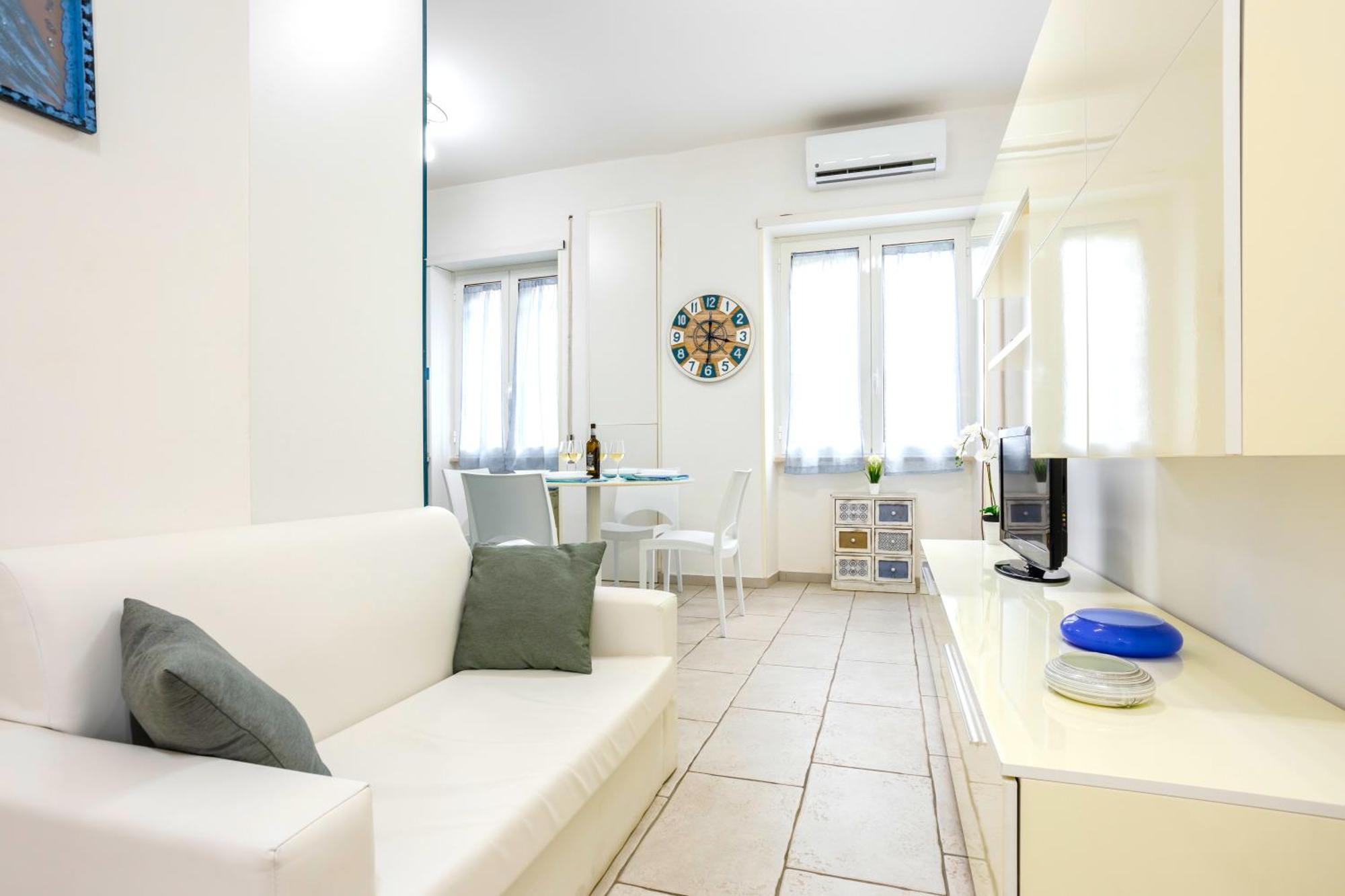 Hostly - Vittoria House - Near The Center With Private Parking Apartment Napoli Ngoại thất bức ảnh