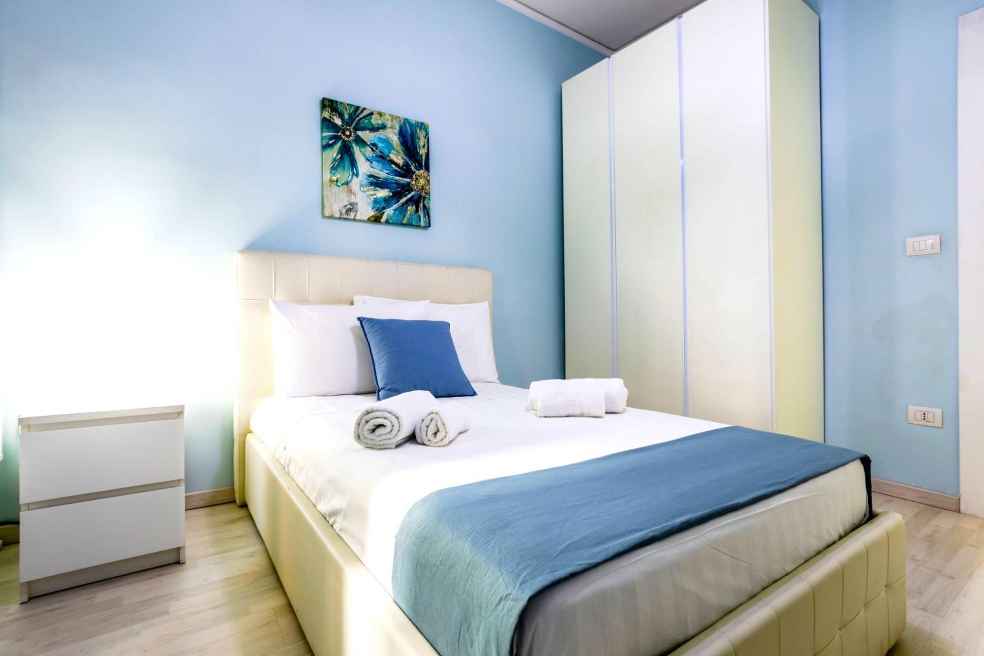 Hostly - Vittoria House - Near The Center With Private Parking Apartment Napoli Ngoại thất bức ảnh