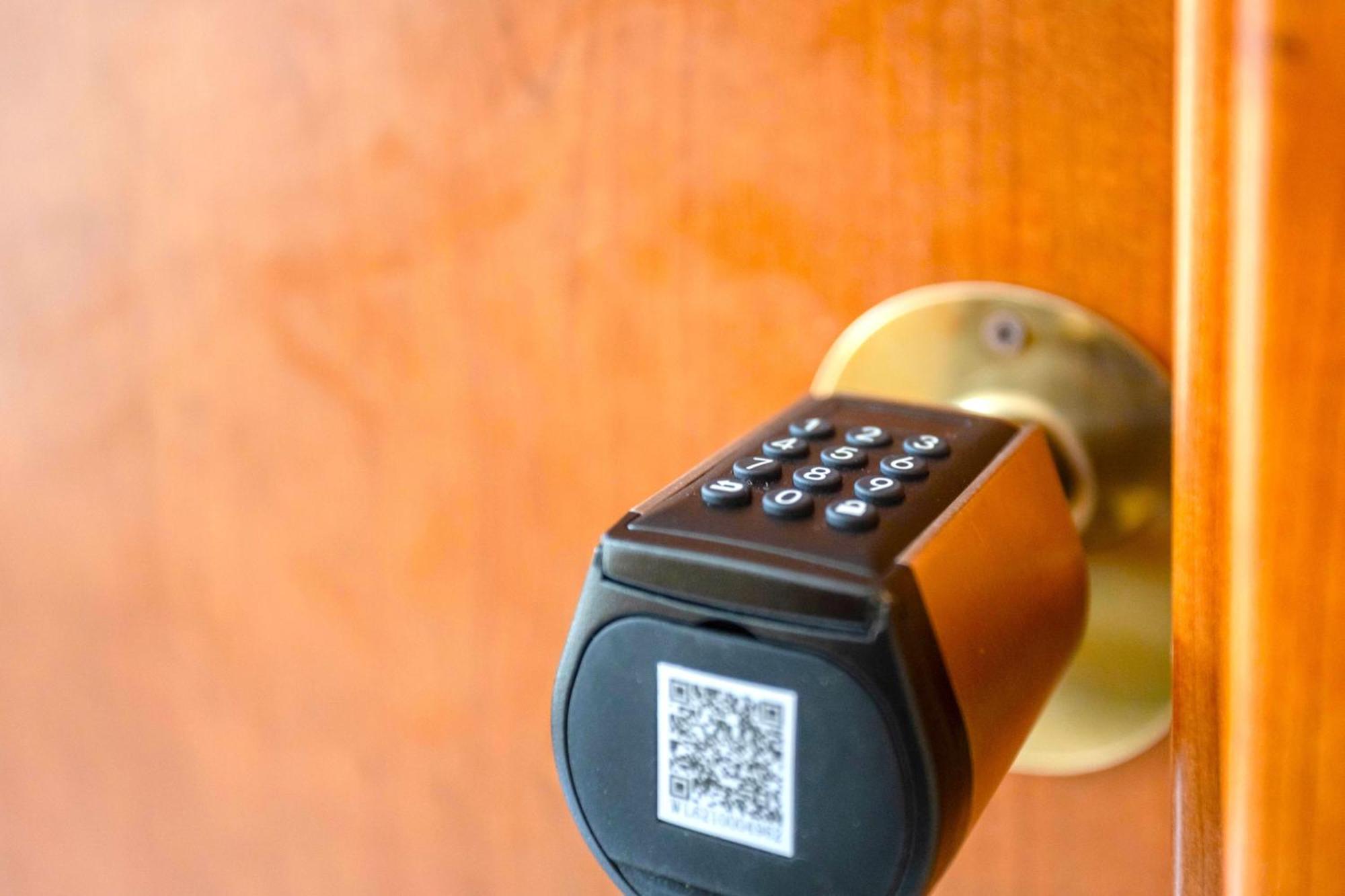 Hostly - Vittoria House - Near The Center With Private Parking Apartment Napoli Ngoại thất bức ảnh