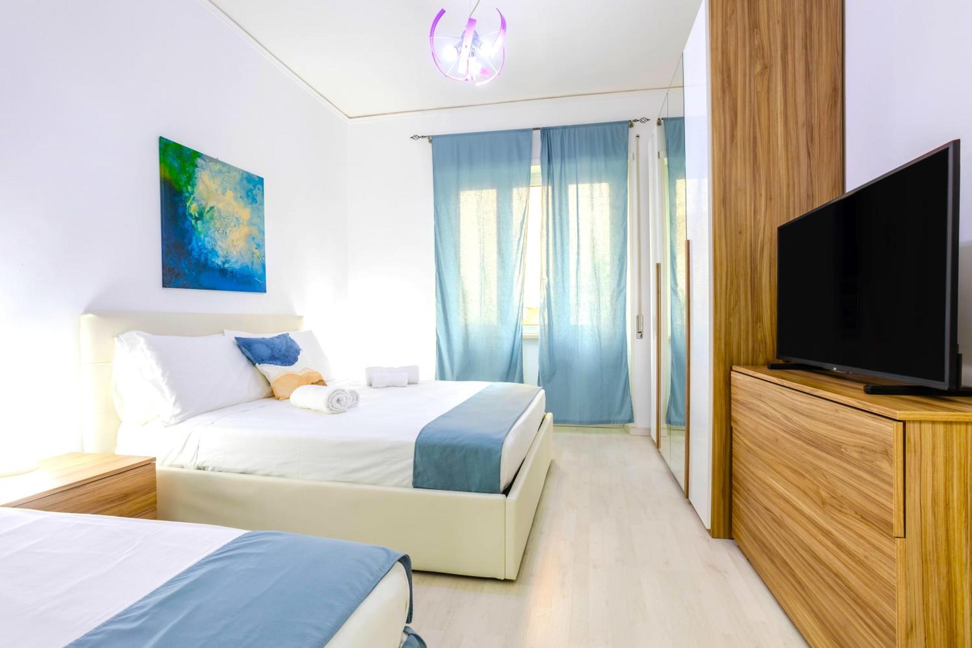 Hostly - Vittoria House - Near The Center With Private Parking Apartment Napoli Ngoại thất bức ảnh