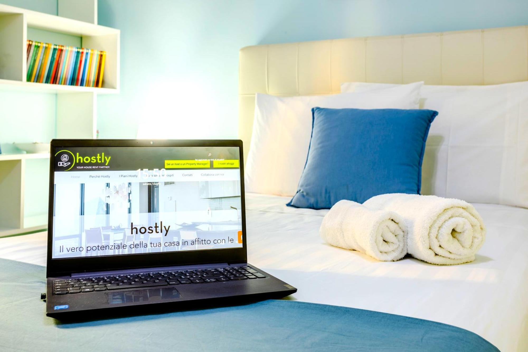 Hostly - Vittoria House - Near The Center With Private Parking Apartment Napoli Ngoại thất bức ảnh
