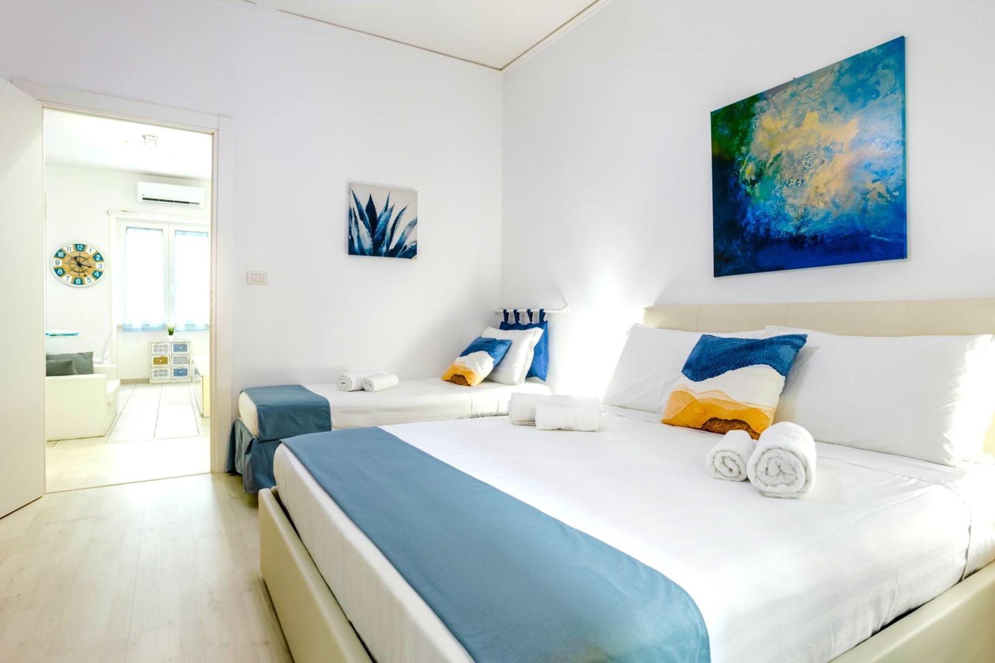 Hostly - Vittoria House - Near The Center With Private Parking Apartment Napoli Ngoại thất bức ảnh