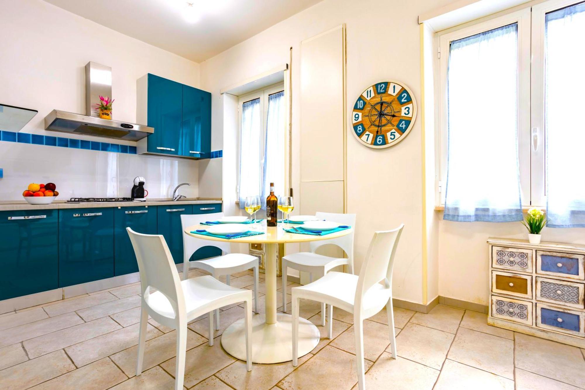 Hostly - Vittoria House - Near The Center With Private Parking Apartment Napoli Ngoại thất bức ảnh