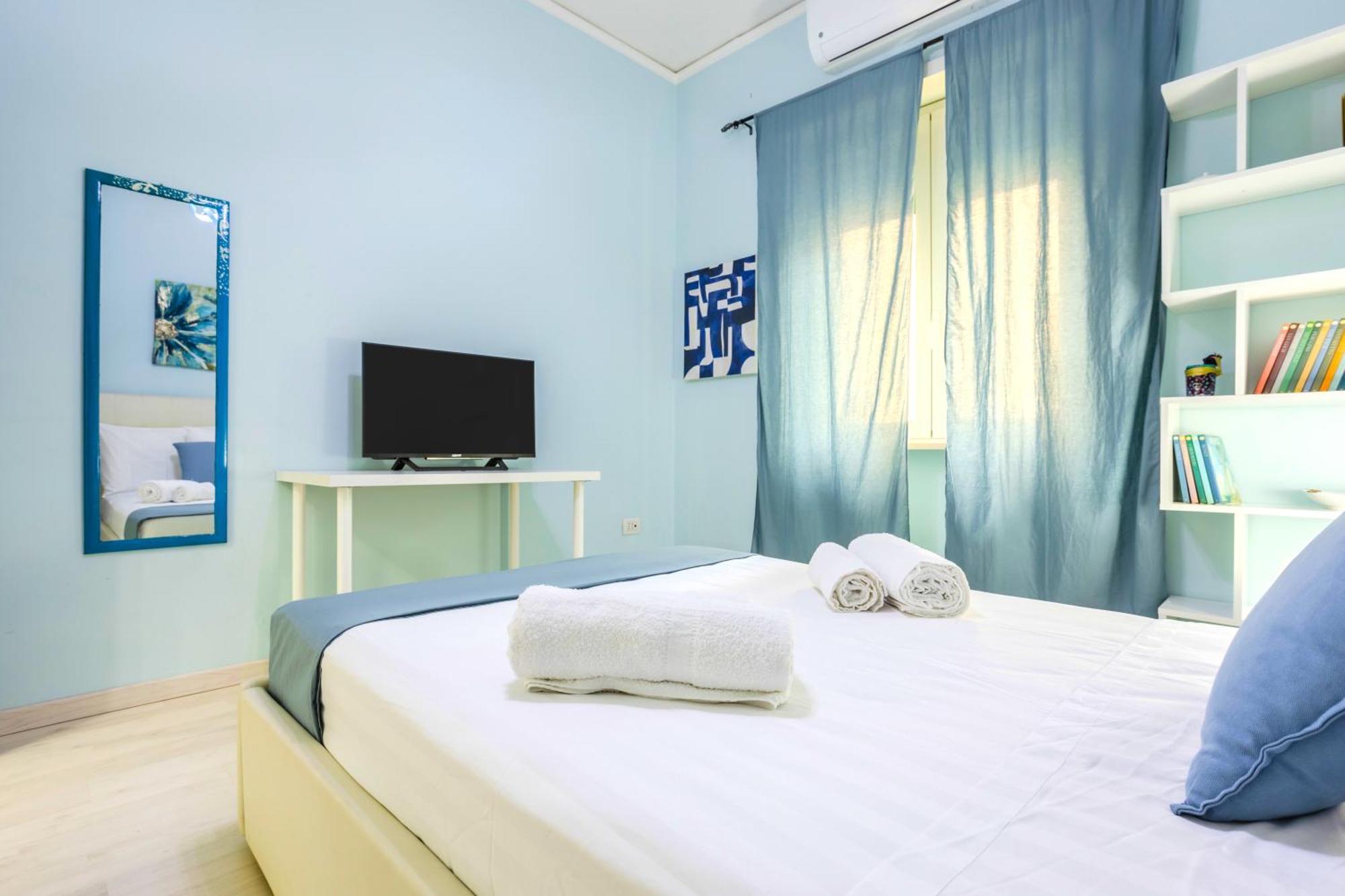 Hostly - Vittoria House - Near The Center With Private Parking Apartment Napoli Ngoại thất bức ảnh